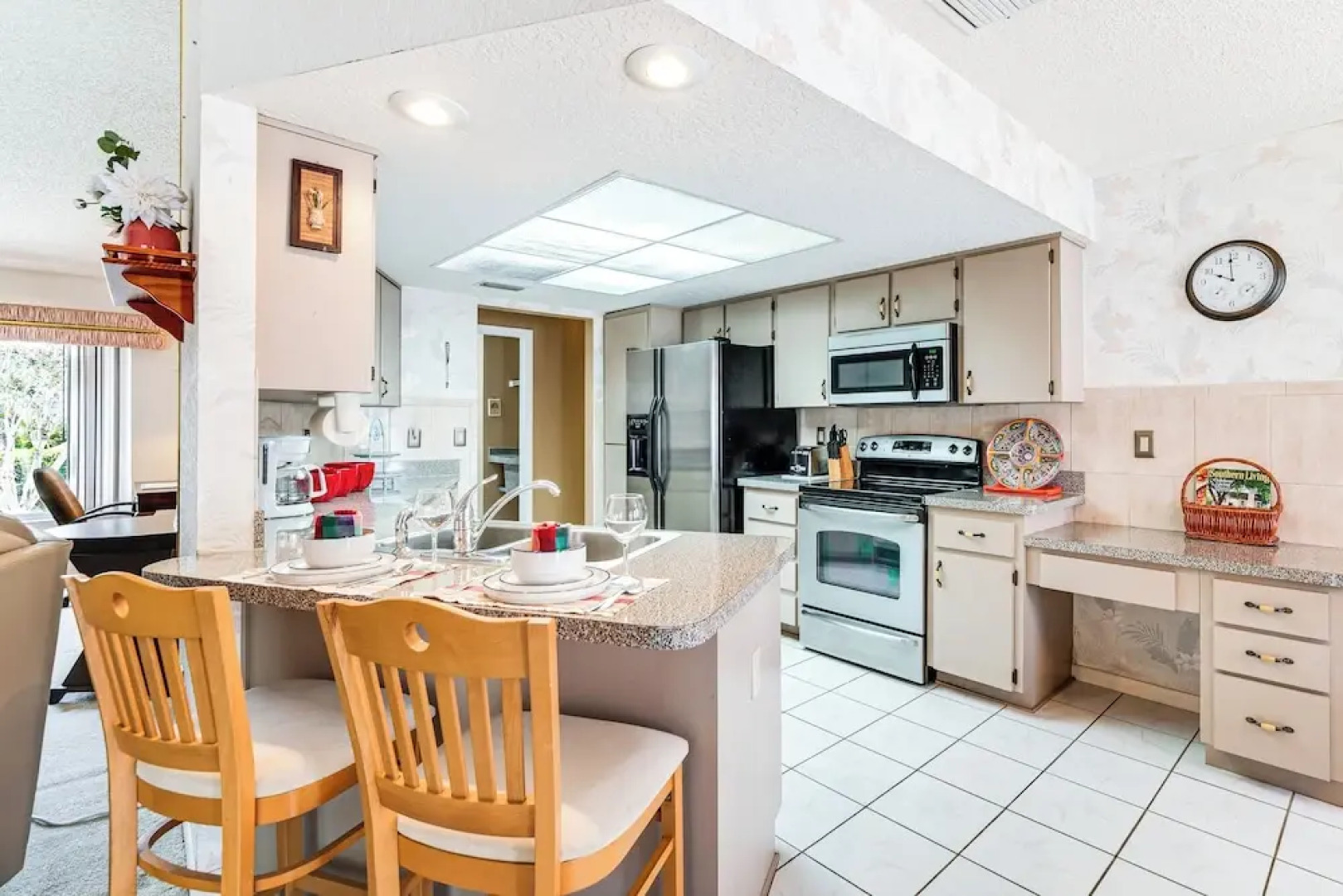 3 Mi to Weeki Wachee Springs SP: Poolside Oasis!