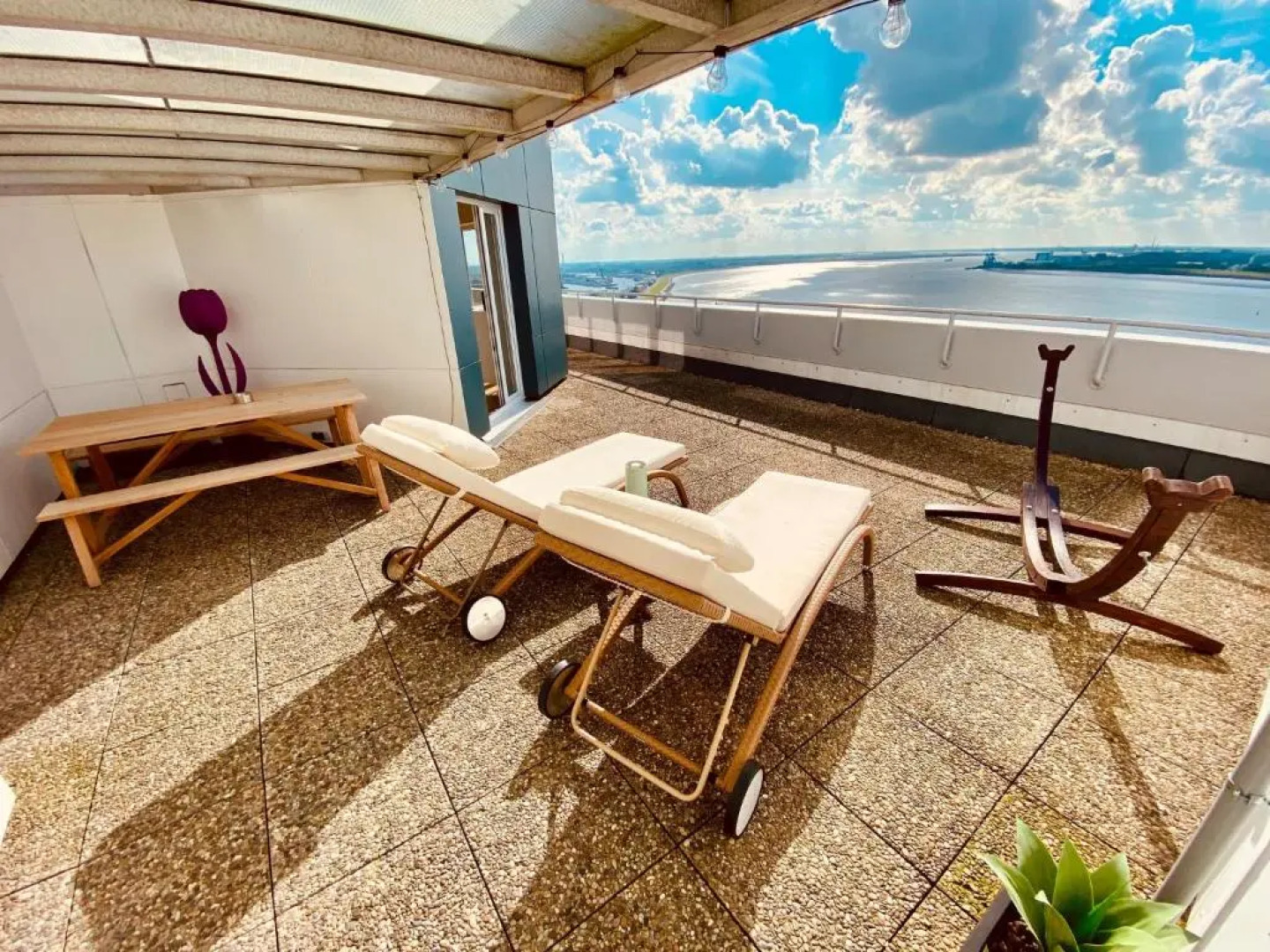 COAST HOUSE Sky Suite