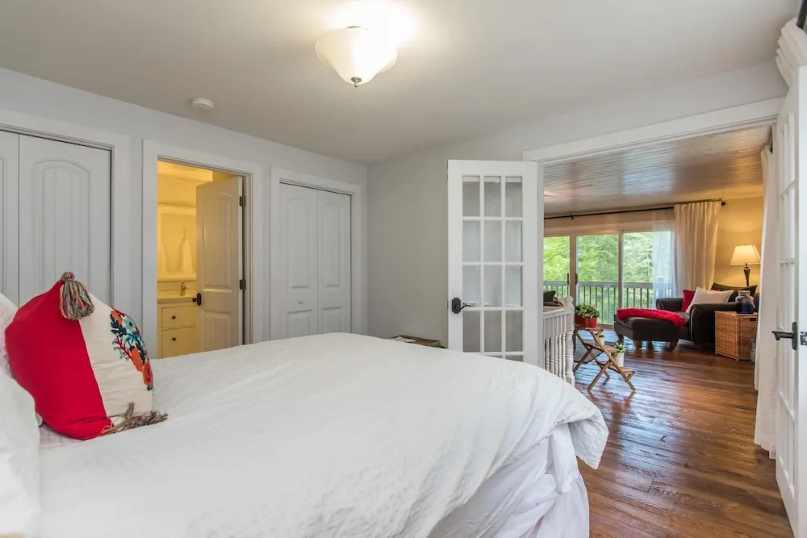 Daydreams Cottage~Beautiful 5 Bed 2 Bath Cottage on Brandy Lake