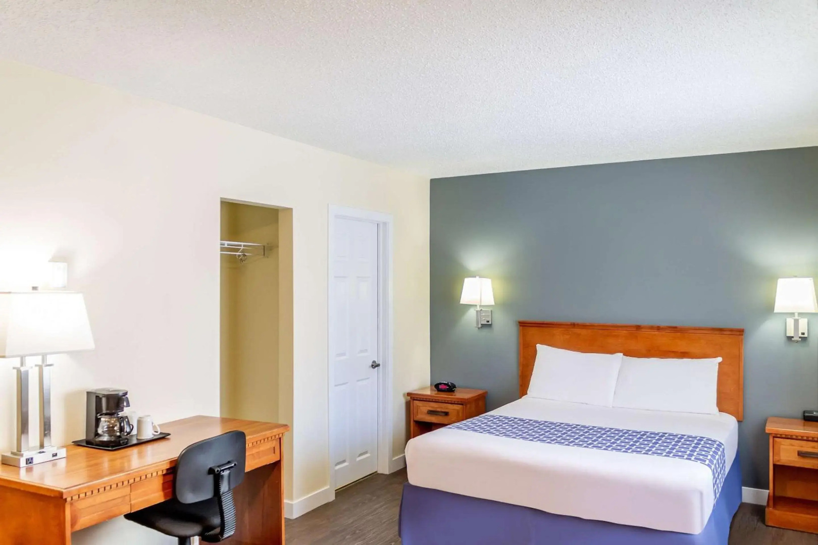 Econo Lodge Inn & Suites University