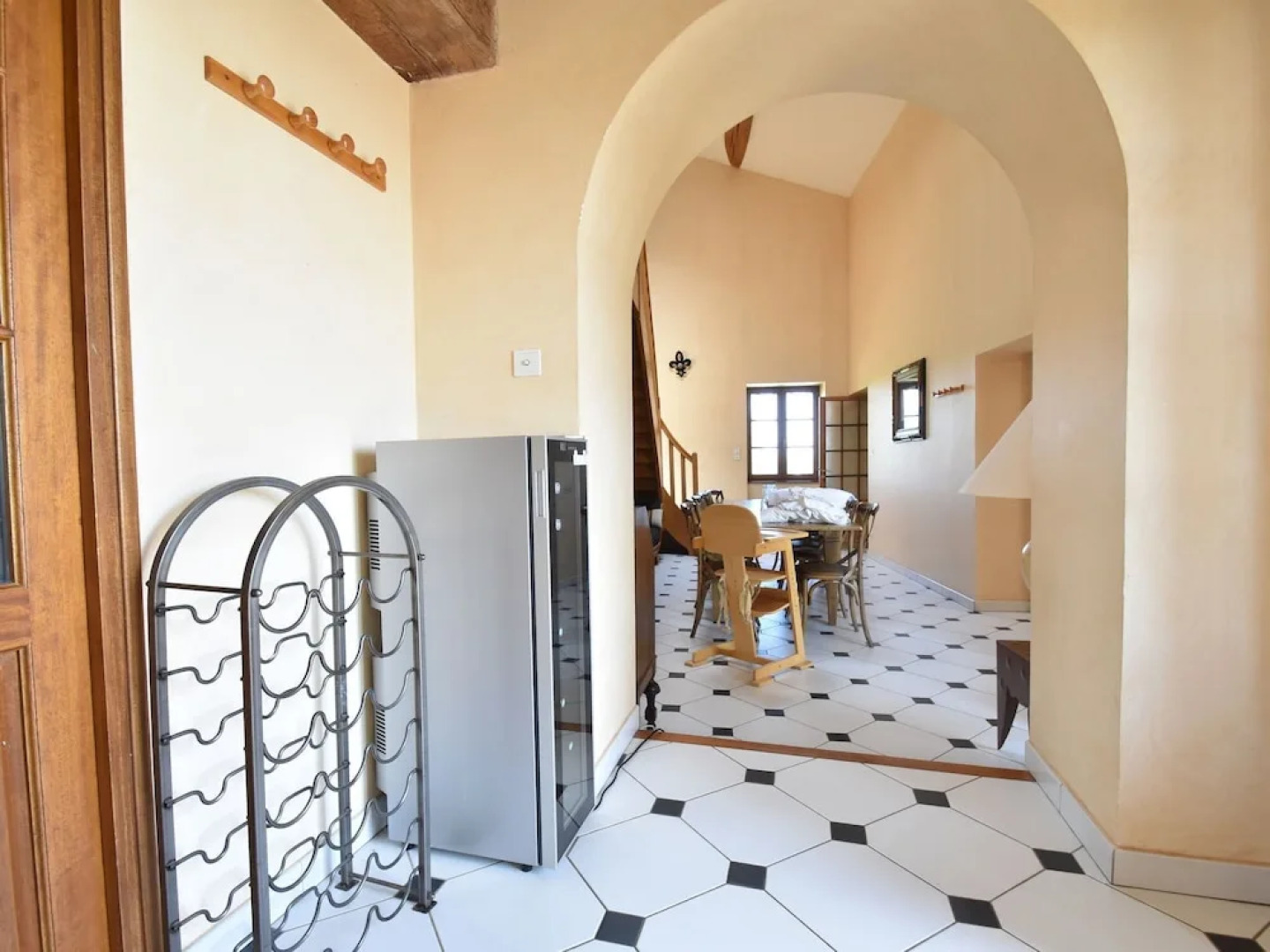 Spacious Mansion in Vinzelles With Swimming Pool