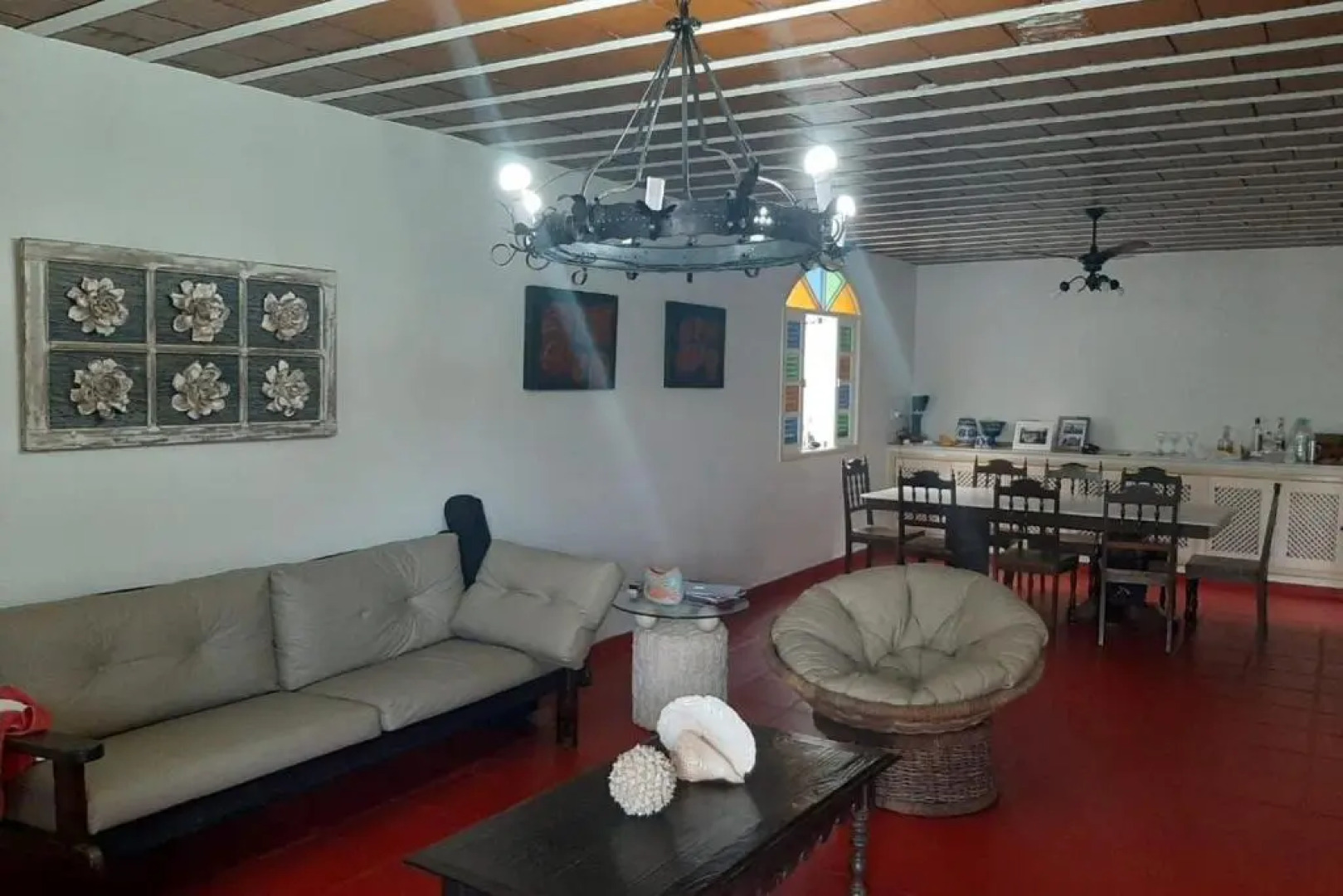 Casa 5 quartos, ampla, a 100 metros da praia. Amigos e família são bem vindos a essa casa. Venha viver momentos inesquecíveis aqui.