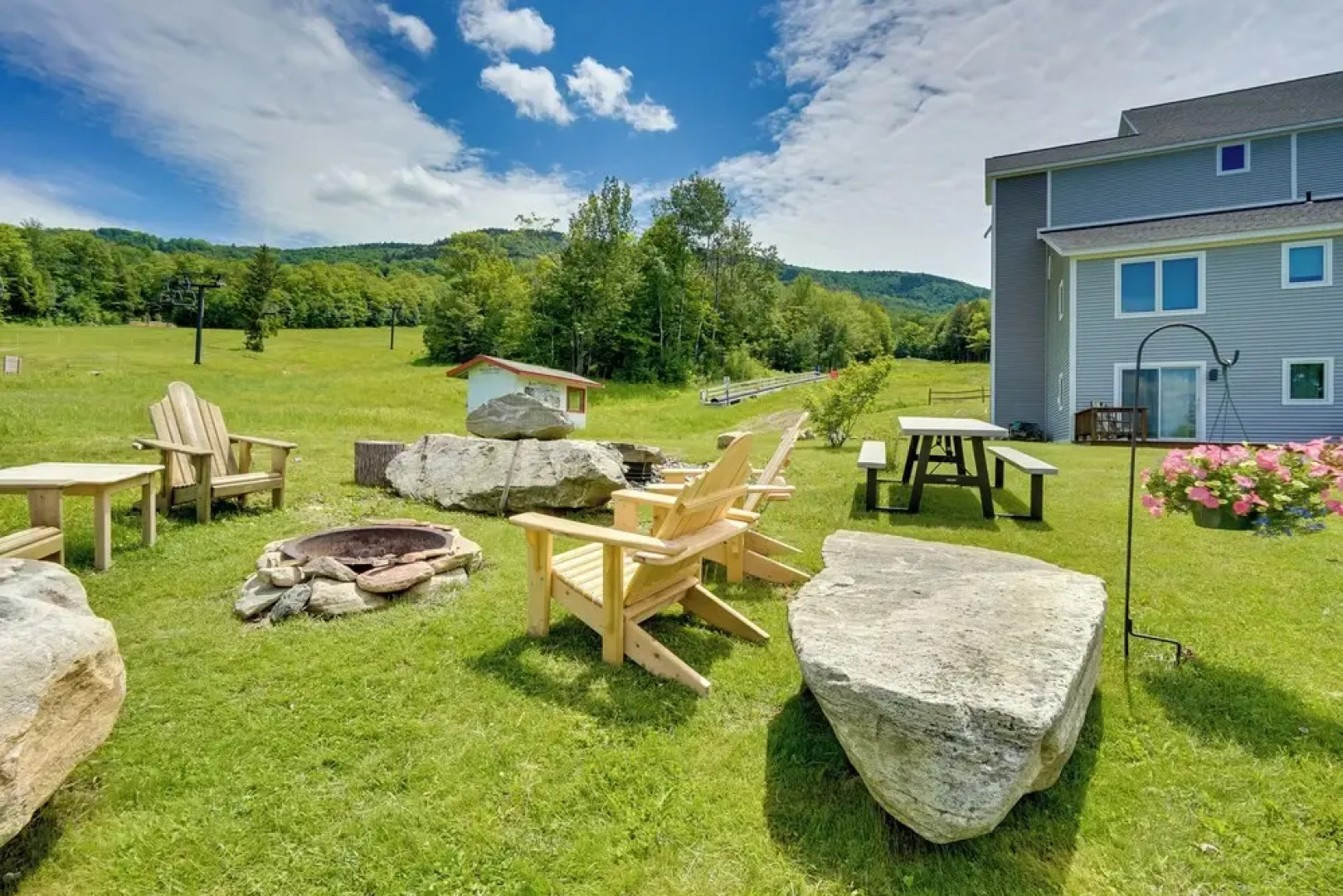 Ski-in/ski-out Magic Mountain Condo w/ Deck!