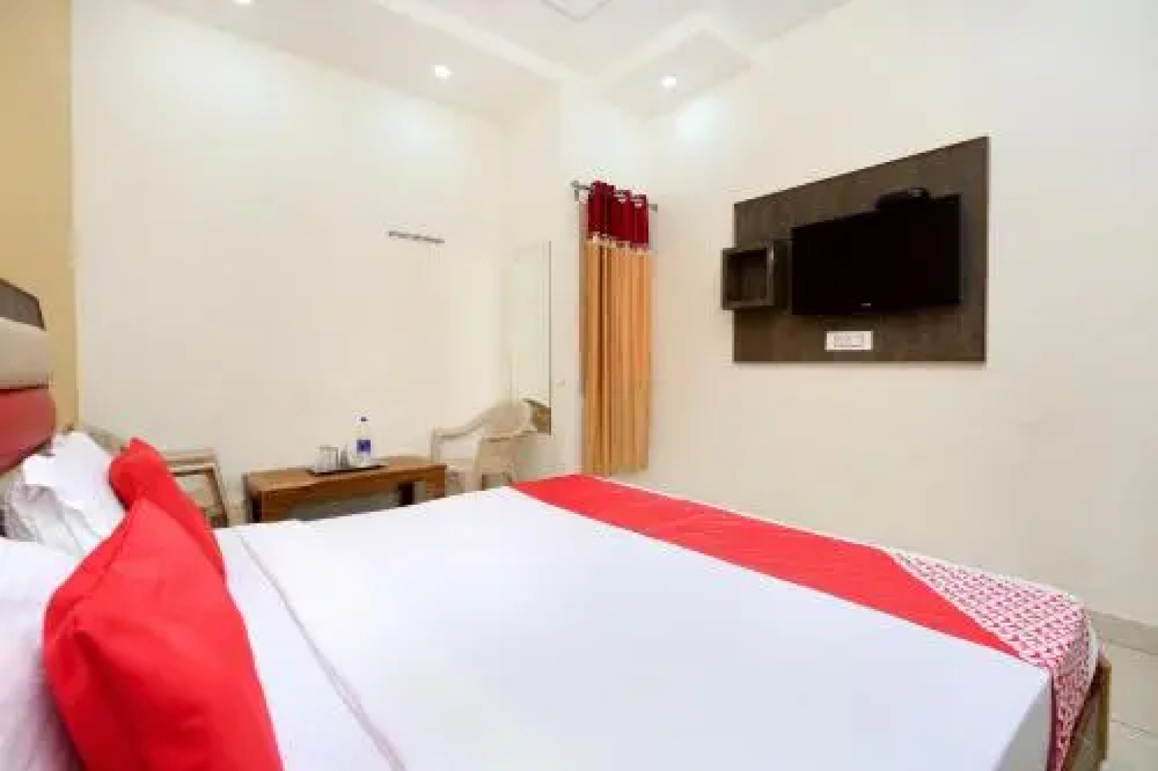 OYO 22238 Hotel Baaz