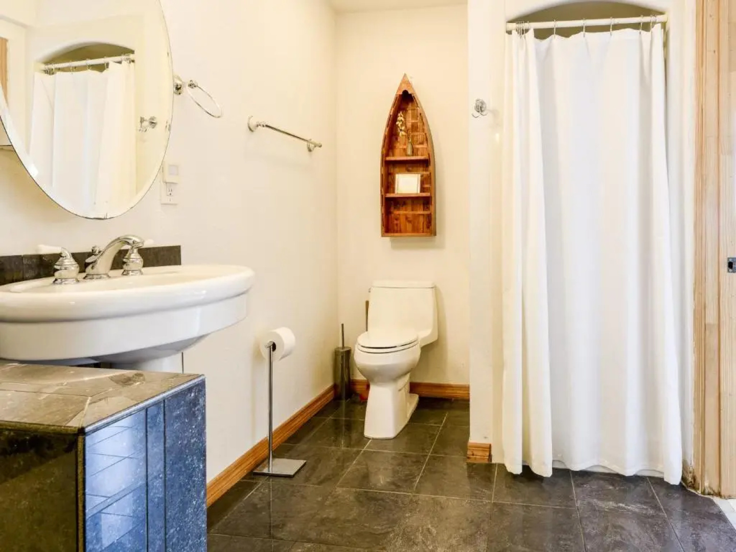 Sunshine House, 3 Bedrooms, Sleeps 8, Ocean Front, Pet Friendly, WiFi