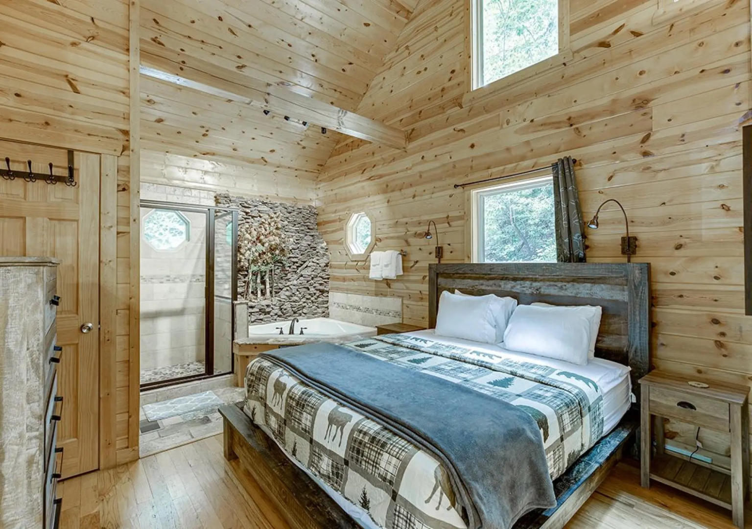 Luxury Cabin Sleeps 8 With Creekside Fire pit Near Helen GA