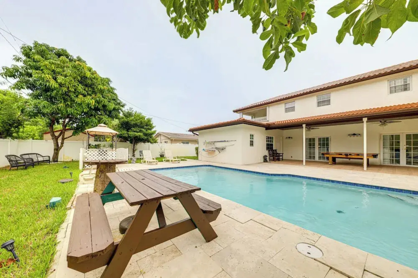 Swim, Barbecue & Game: Home 4 Mi to Pompano Beach!