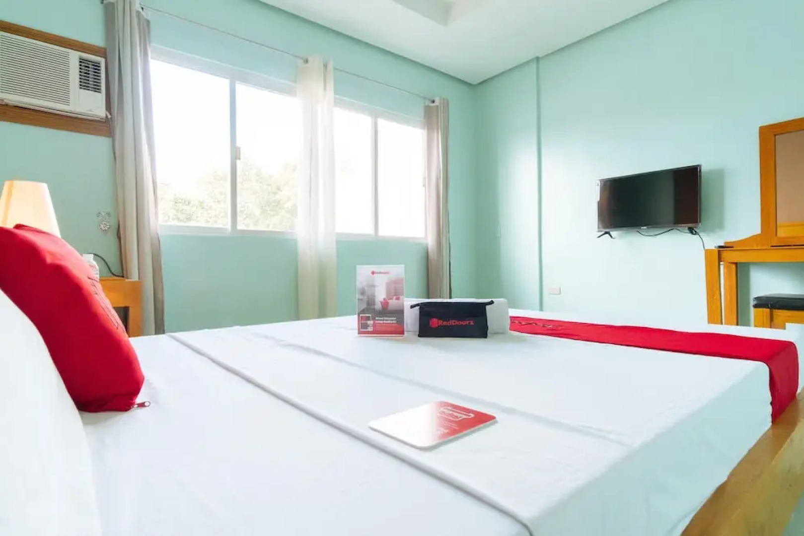 RedDoorz near Caticlan Airport