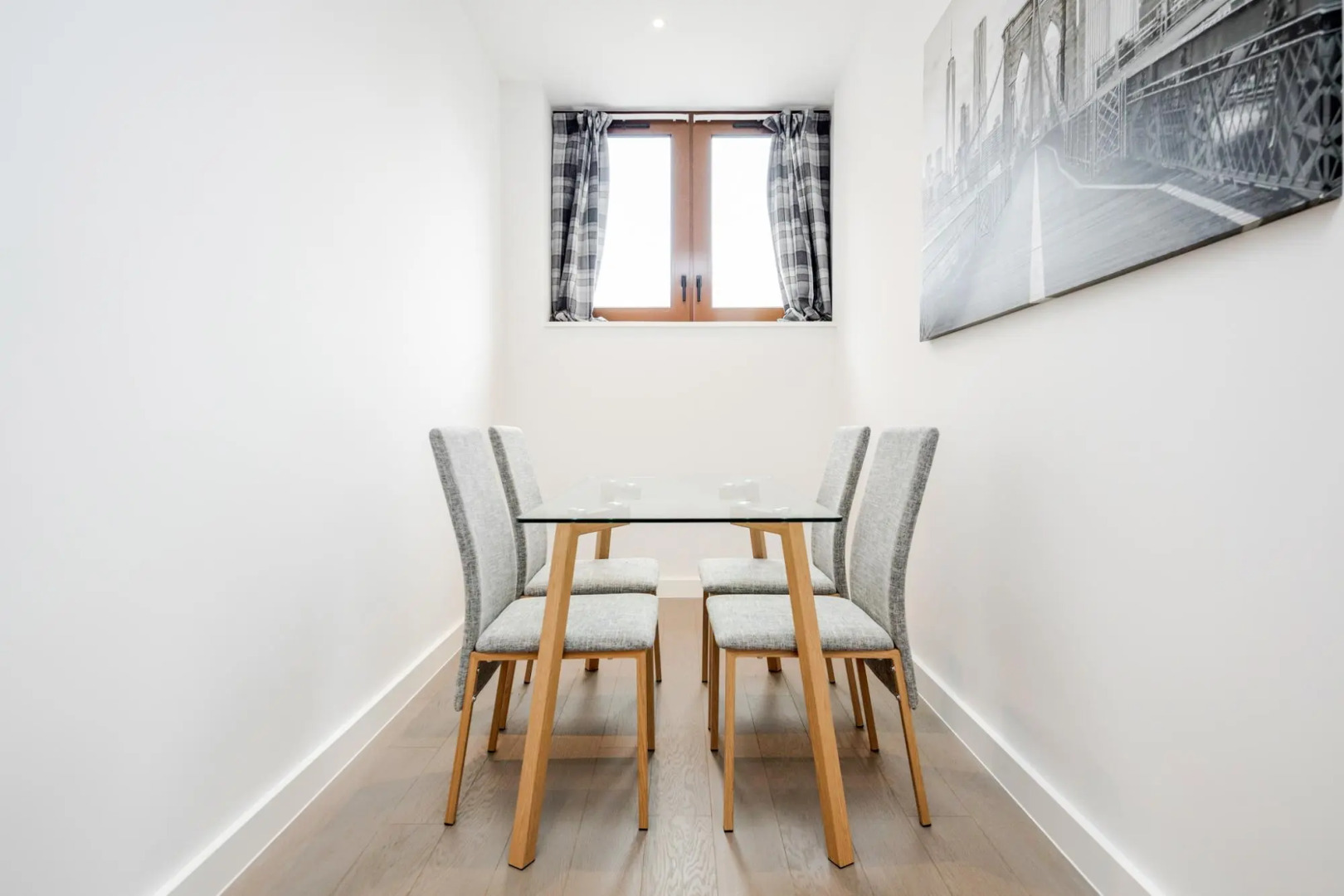 Spacious 1 Bed Luxury St Albans Apartment - Free WiFi & Movies also Free Parking.