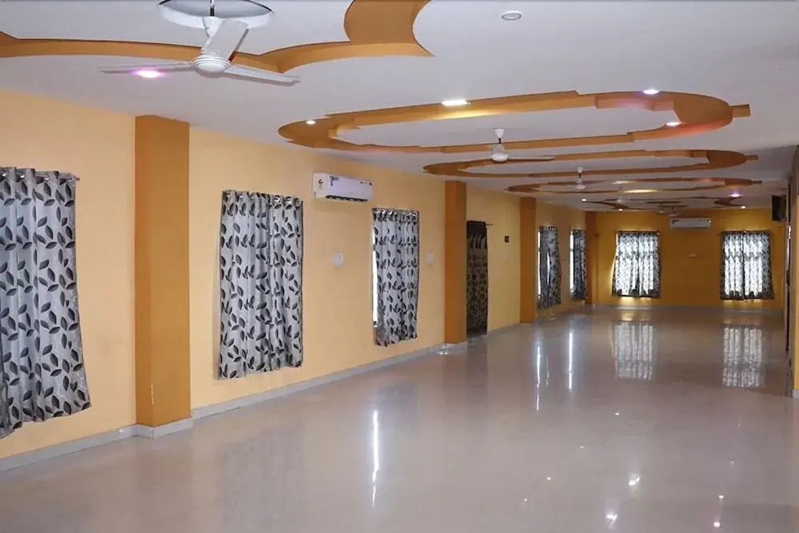 Hotel Raj International