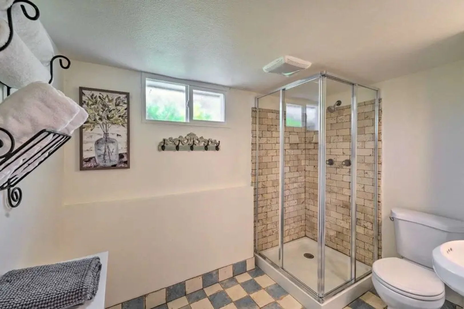 Charming Idaho Home 3 Bedroom Cottage by RedAwning