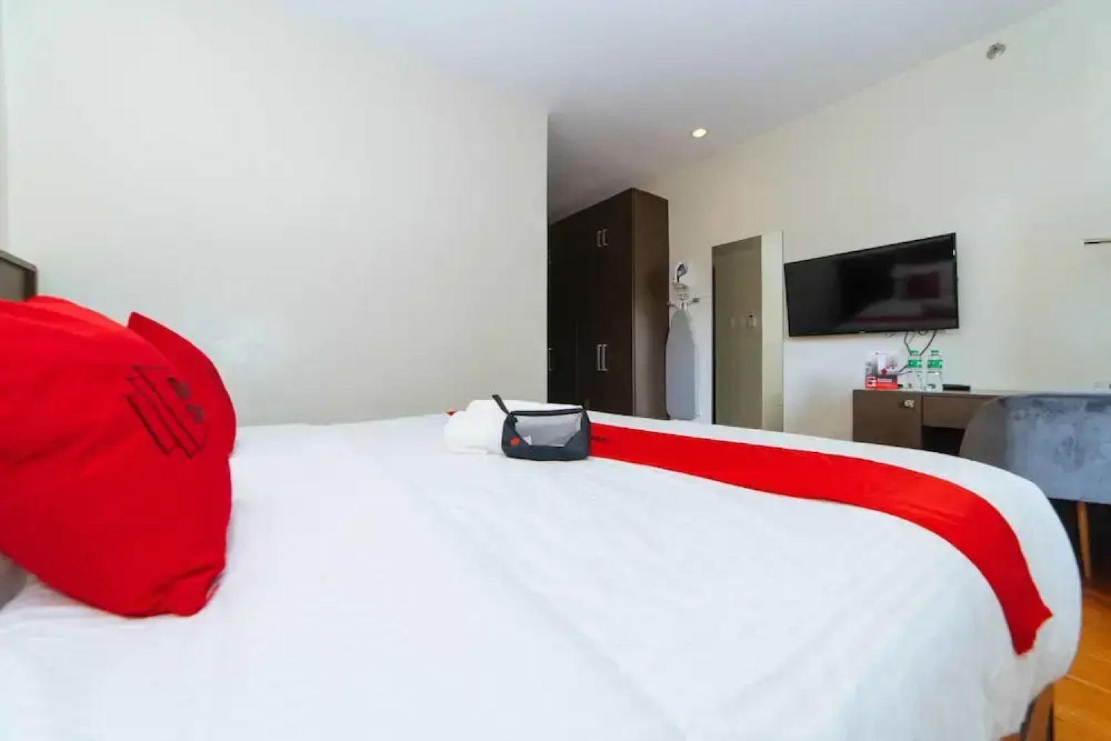 RedDoorz Premium @ Sta Rosa Tagaytay Road