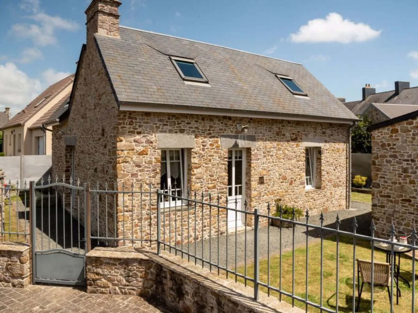 Holiday Home Zoé (CEZ407)