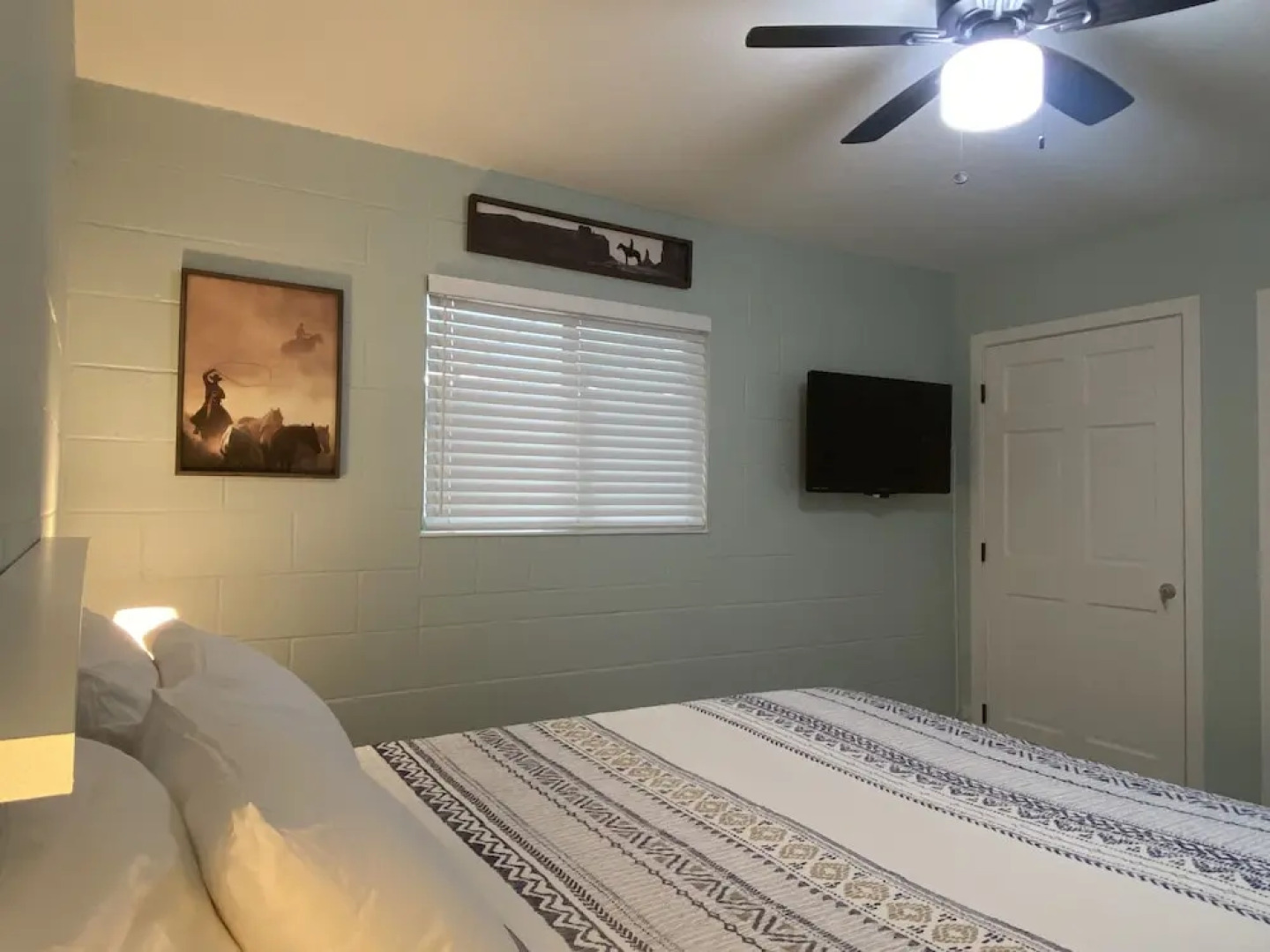 Holiday Motel & RV Park