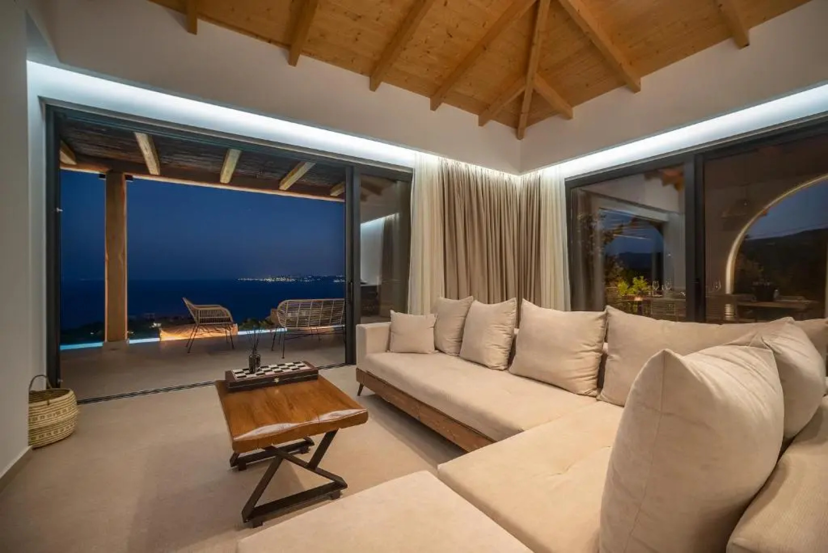 URANOS di GIOIA Villa with magnificent sea view and infinity pool 18x4m