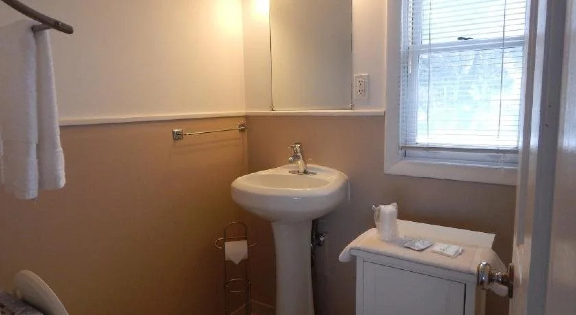 Eagle House Beachside Motel