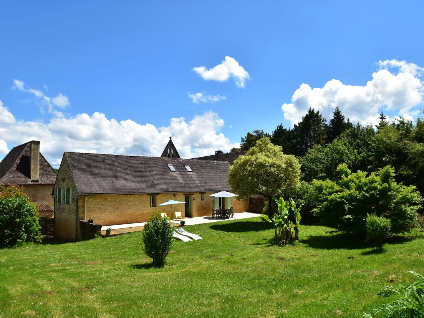 Modern Holiday Home in Aquitaine with Swimming Pool