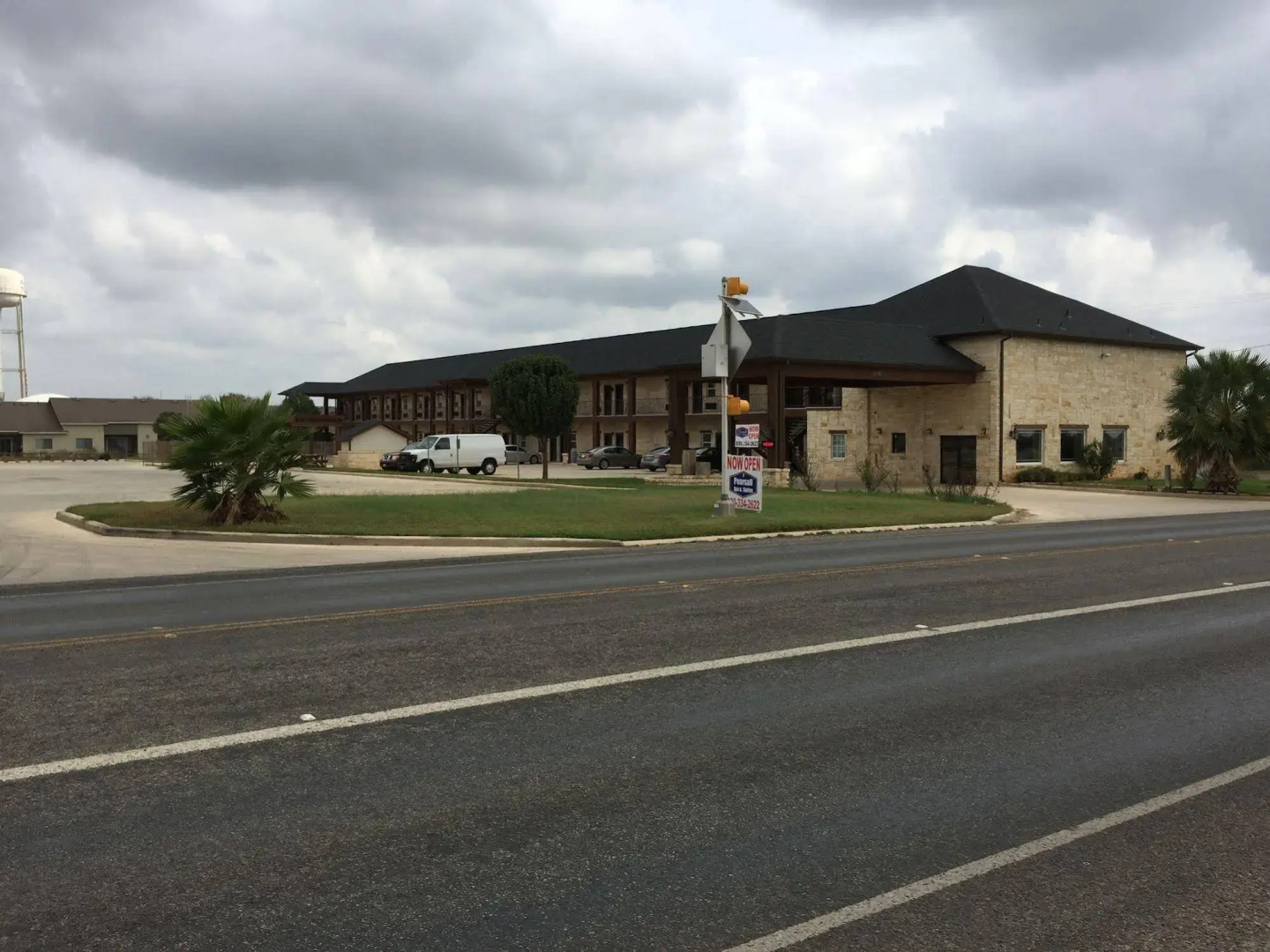 Pearsall Inn & Suites