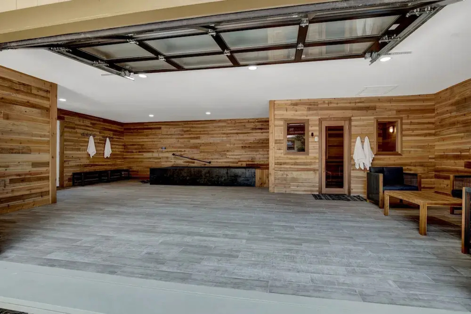 Huge Luxury Home Hot Tub and Sauna 2 mi to Dwntn