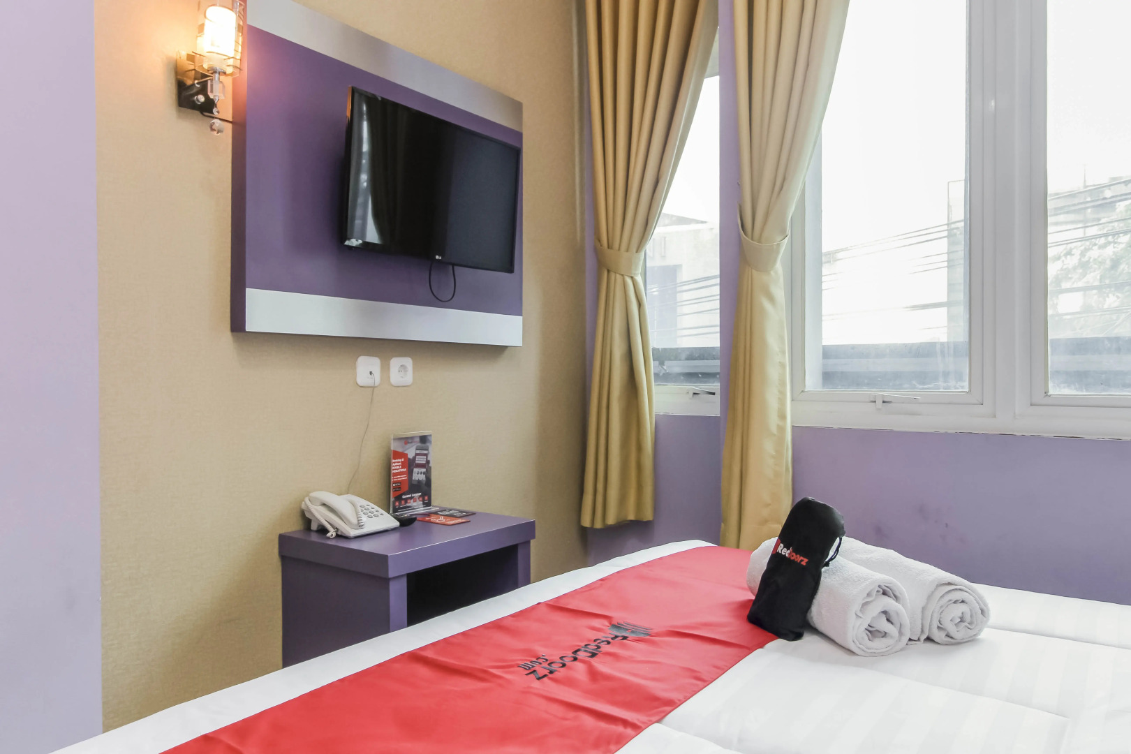 RedDoorz Plus near Stasiun Bekasi