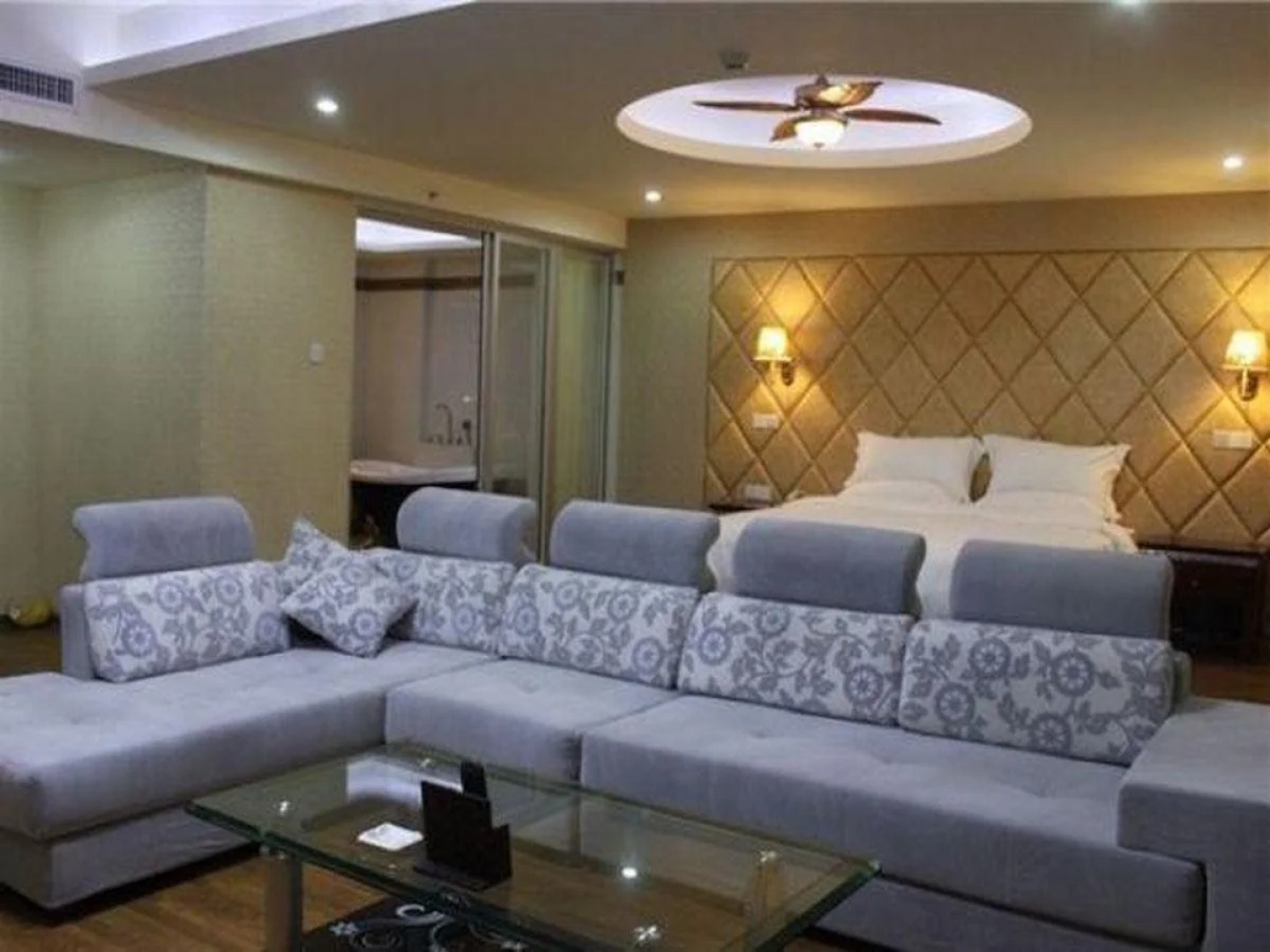 Blue-Sea Sunny Hotel