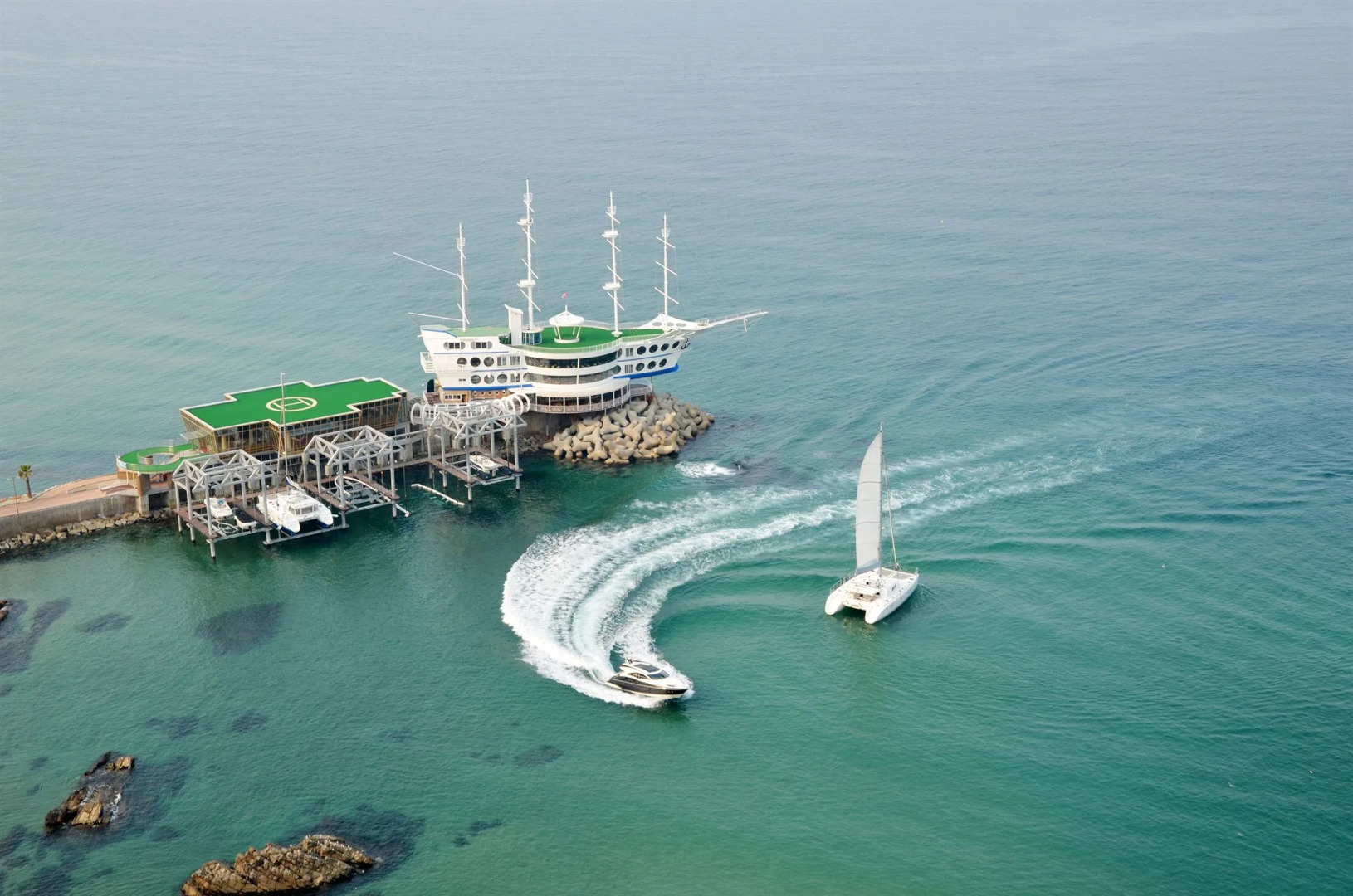 Sun Cruise Resort and Yacht