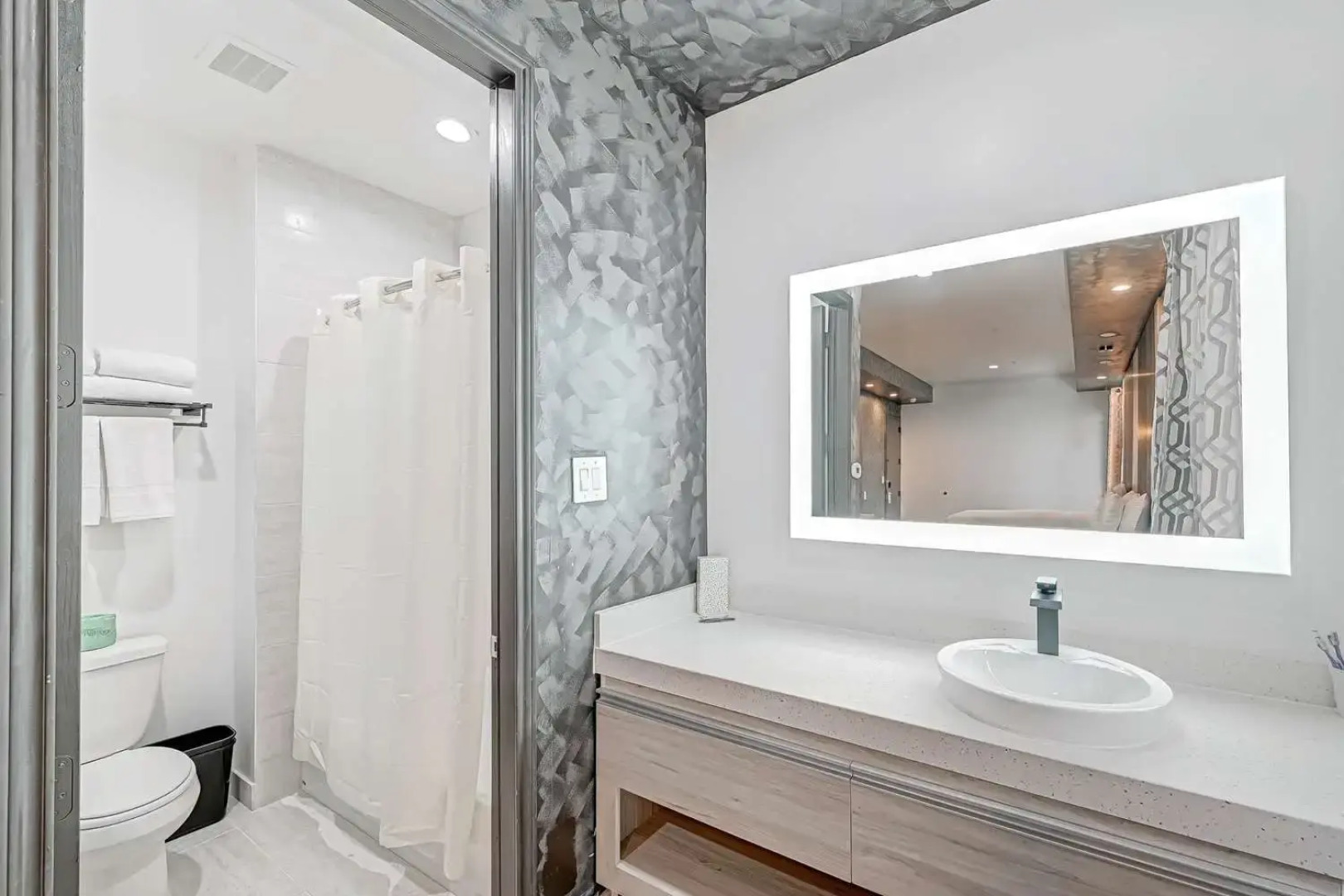 Comfeeni Inn and Suites