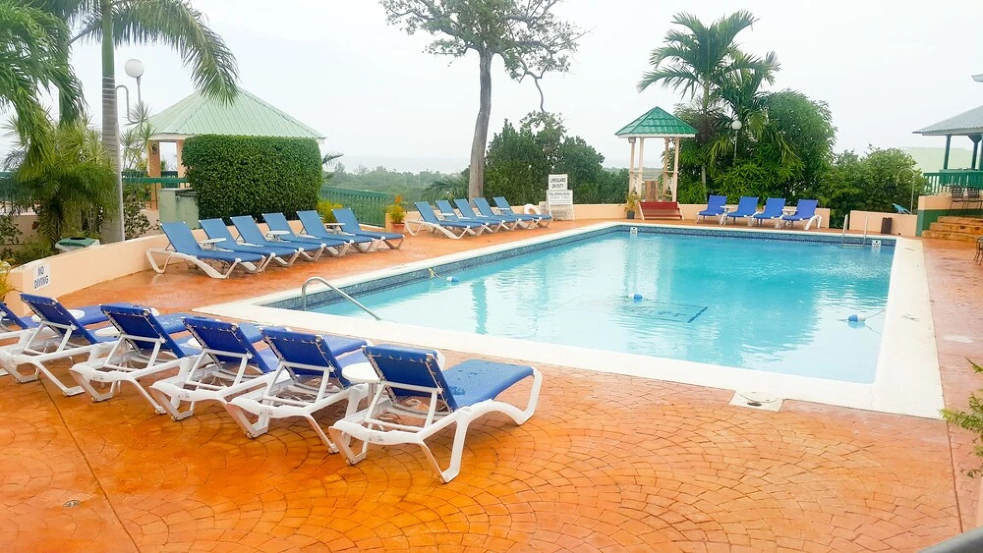 2 Bed Apt with Balcony at Runaway Bay