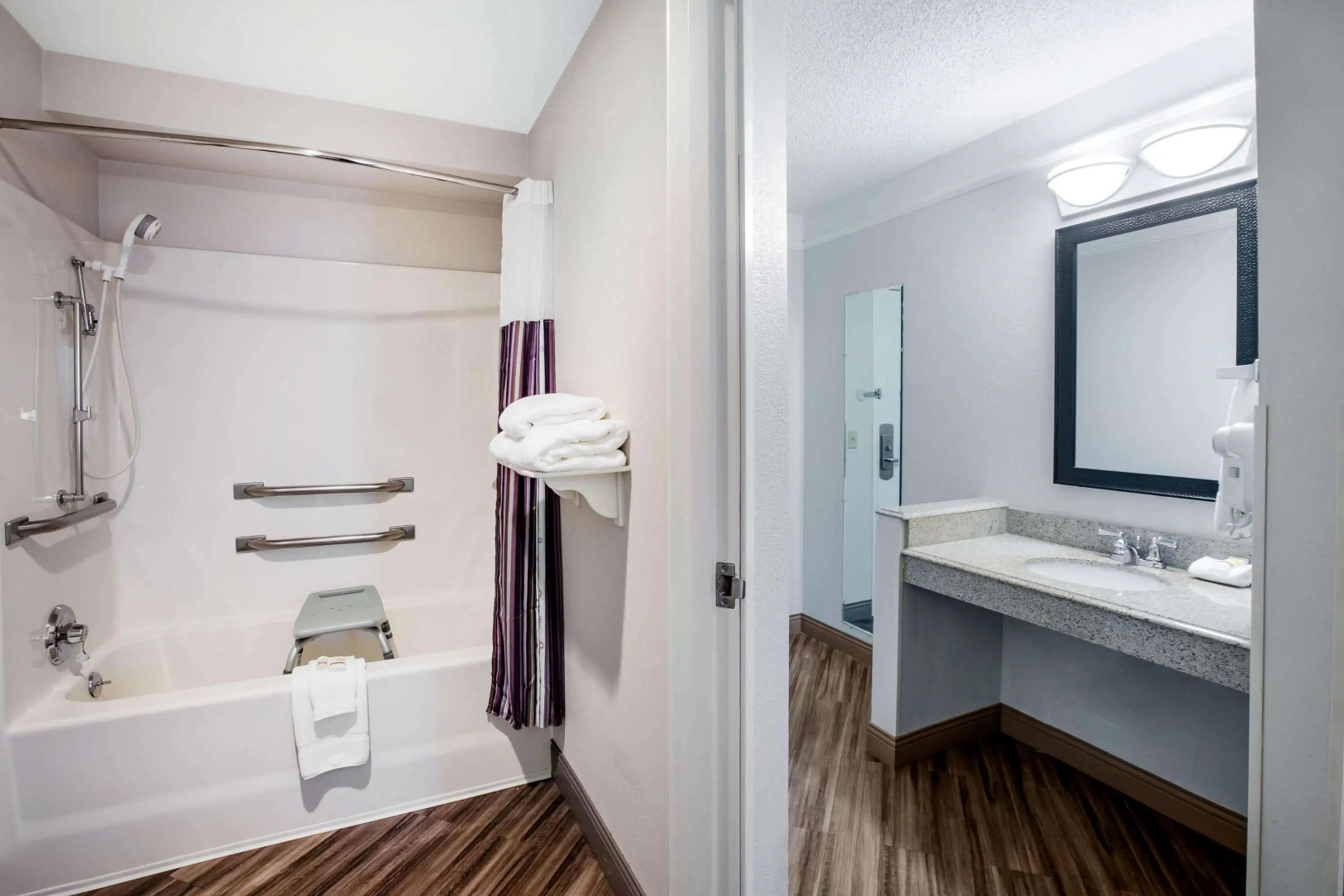 La Quinta Inn & Suites by Wyndham Houston Baytown East