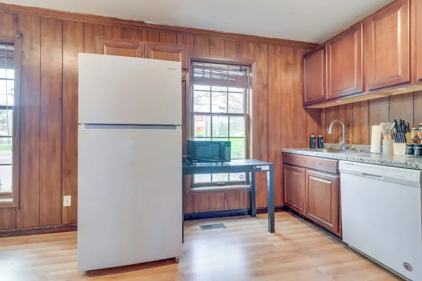 7 Mi to Downtown Toledo: Cozy Apartment
