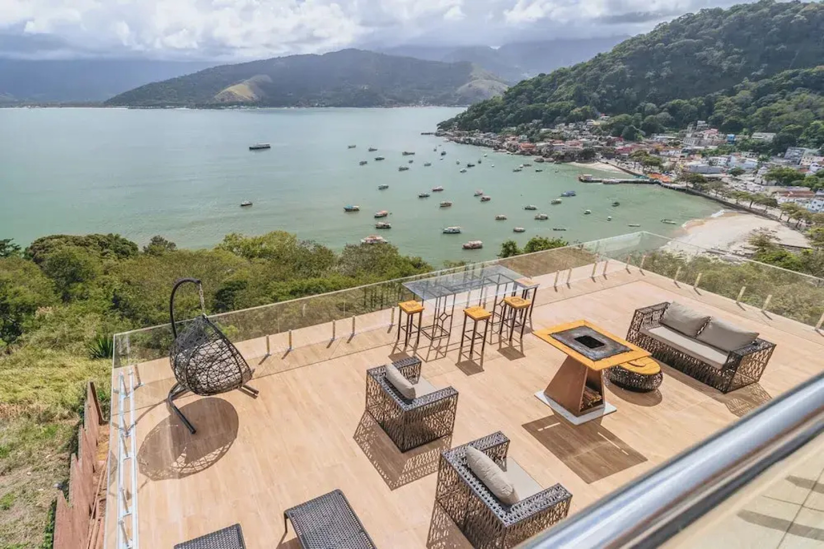 Casa com Piscina Churrasqueira e Vista