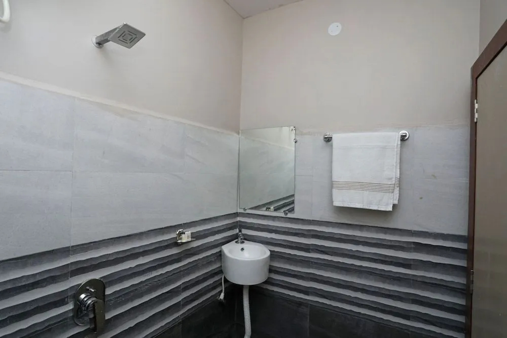 OYO 28645 Nirmalya Plaza