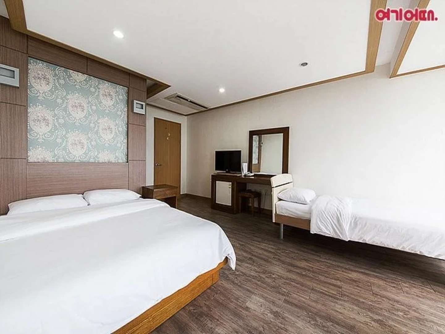 Four Season Beach Tourist Hotel