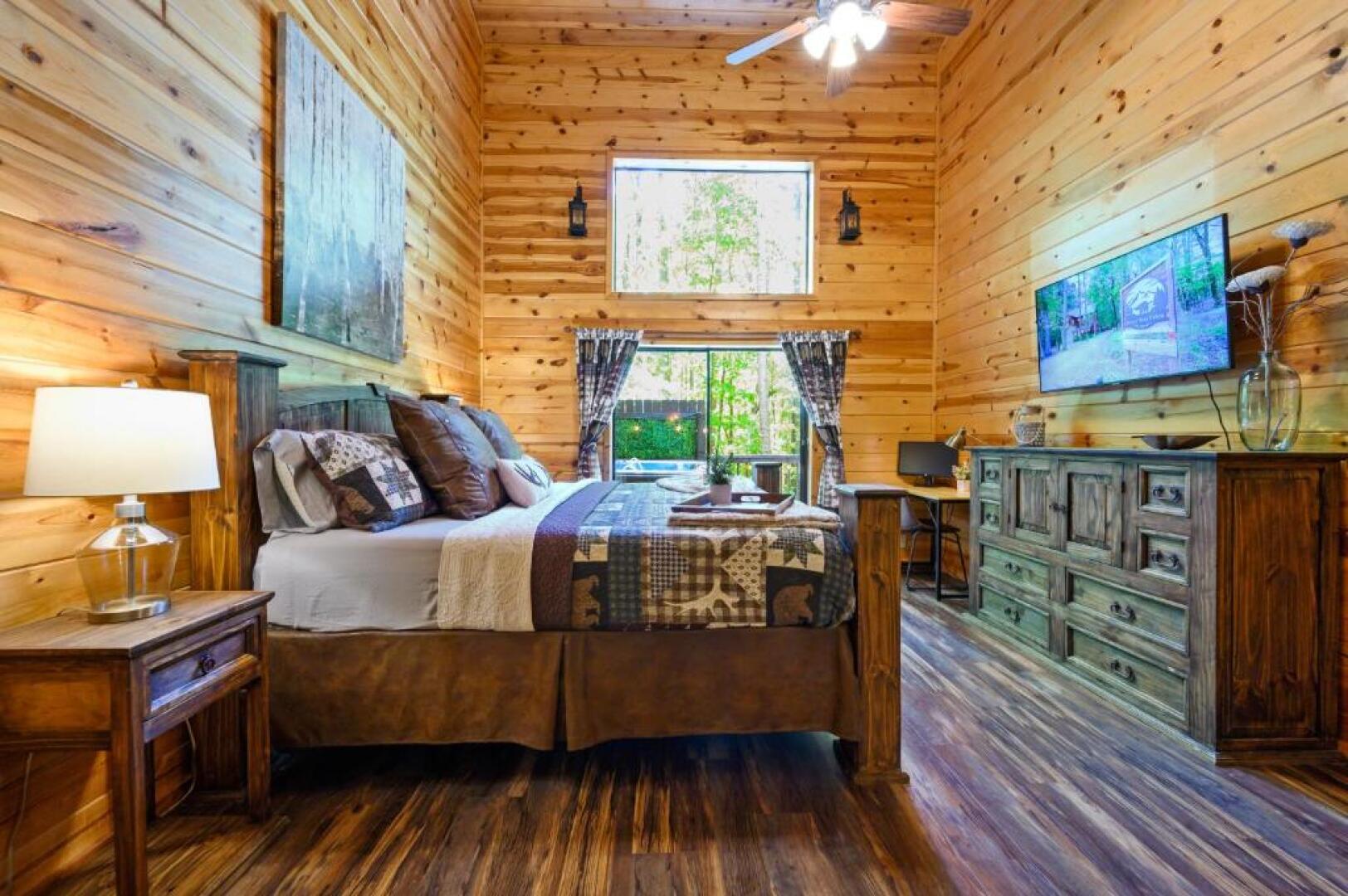 Hickory Bear - Secluded Cabin, Sleeps 10, New Hot Tub, Fire Pit, Arcade, Foosball Table & Deck Slide