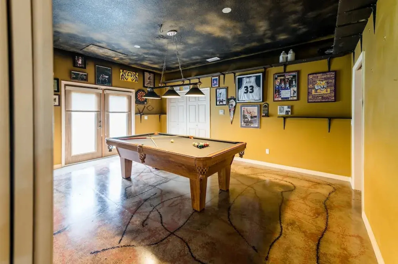 Chic Renovated Oasis: Disney & Universal Nearby 4 Bedroom Home by RedAwning