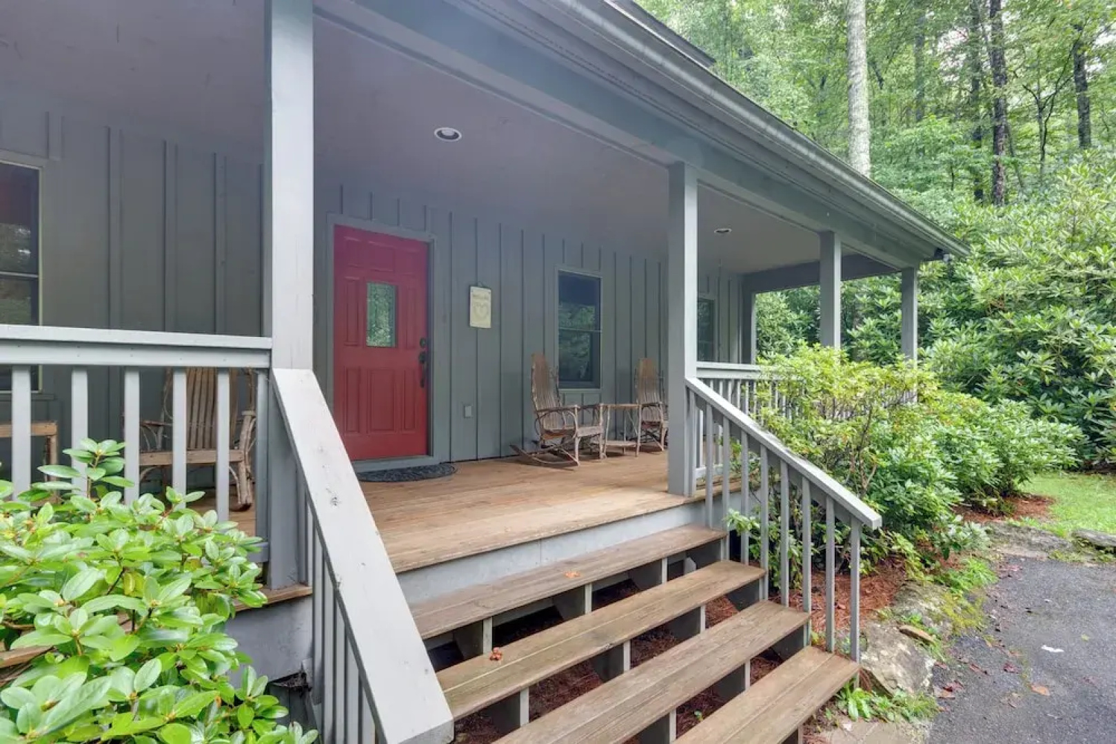 Creekside Family Retreat by Waterfalls & Hiking!