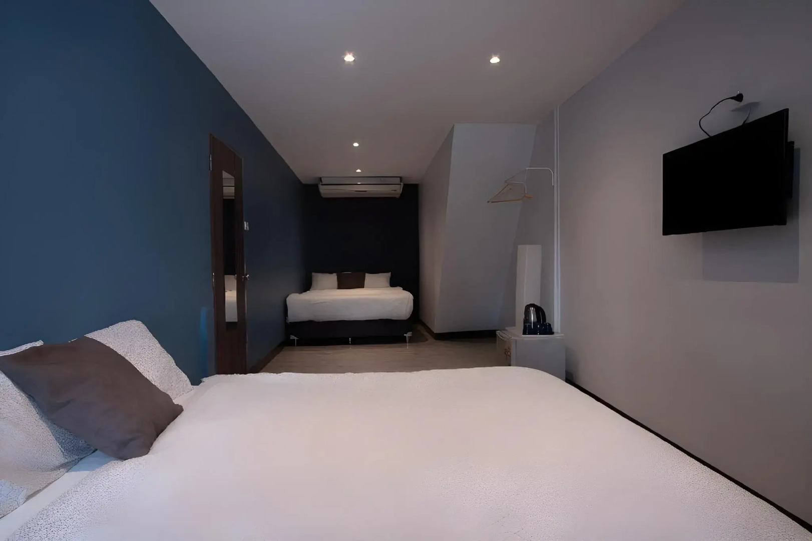 Sleep With Me Bangkok - BTS Phra Khanong