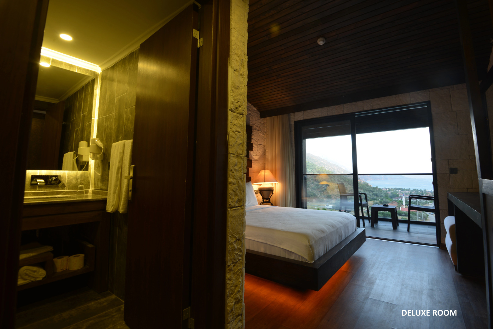 Manaspark Deluxe Hotel