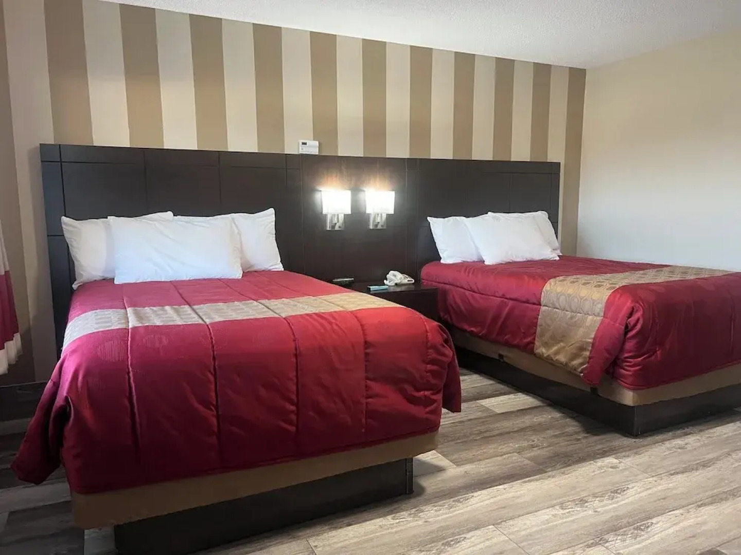 Colonial House Motor Inn