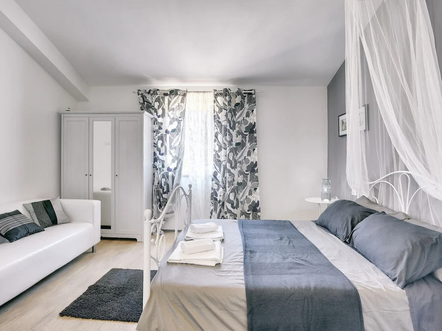 Superb Modern Villa With Pool, Large Fenced Yard Near the Beach