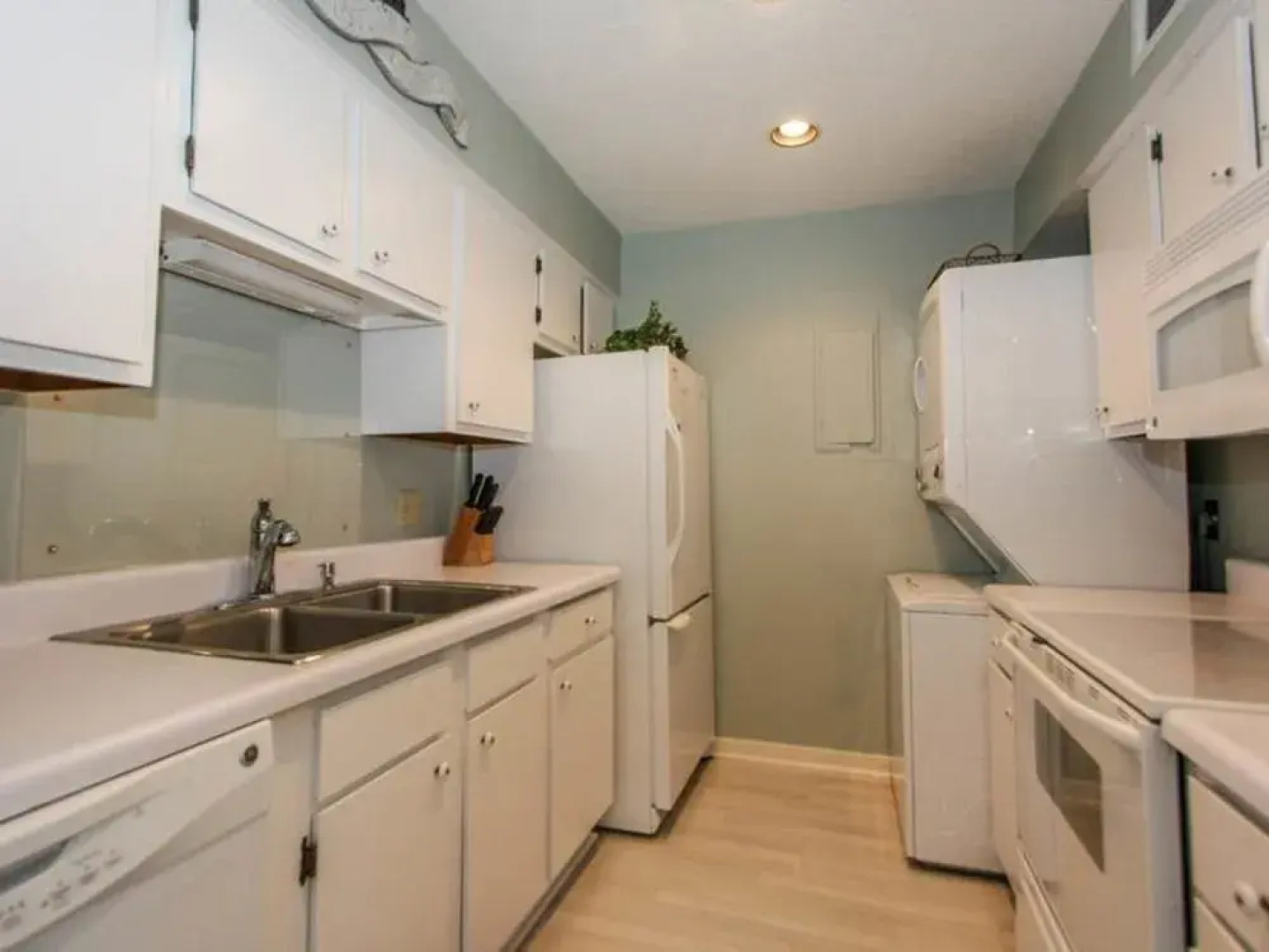 Lighthouse Tennis 2413 by RedAwning