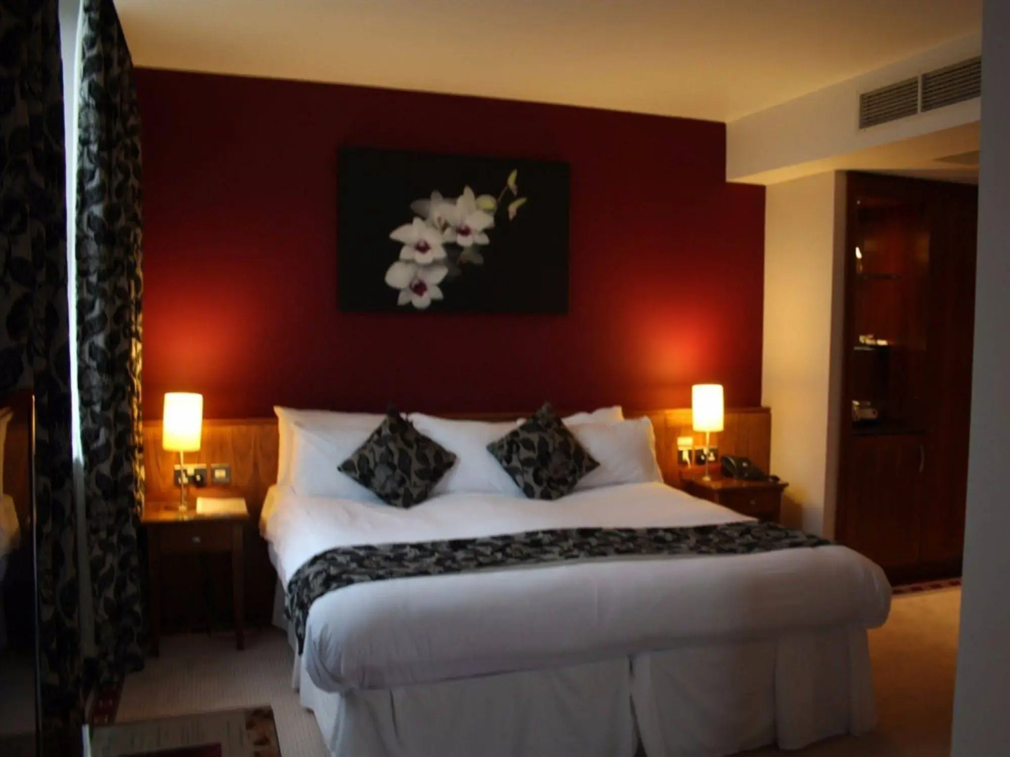 Admiralty Hotel & Restaurant