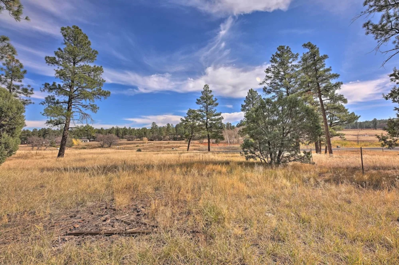 < 4 Mi to Fool Hollow Lake: Cabin w/ Tranquil Deck