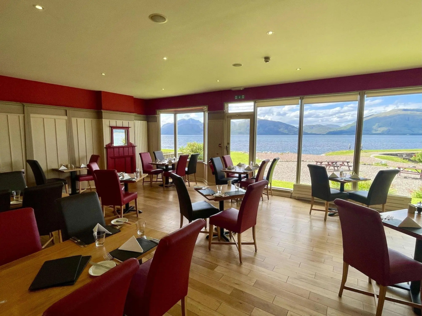 Holly Tree Hotel, Swimming Pool & Hot Tub