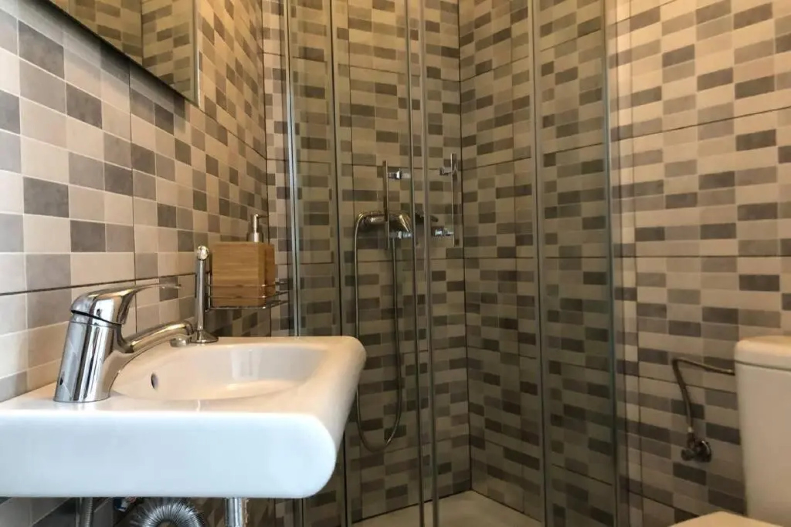 M4 Cool Terrace. 1 min to metro. 15 min to center