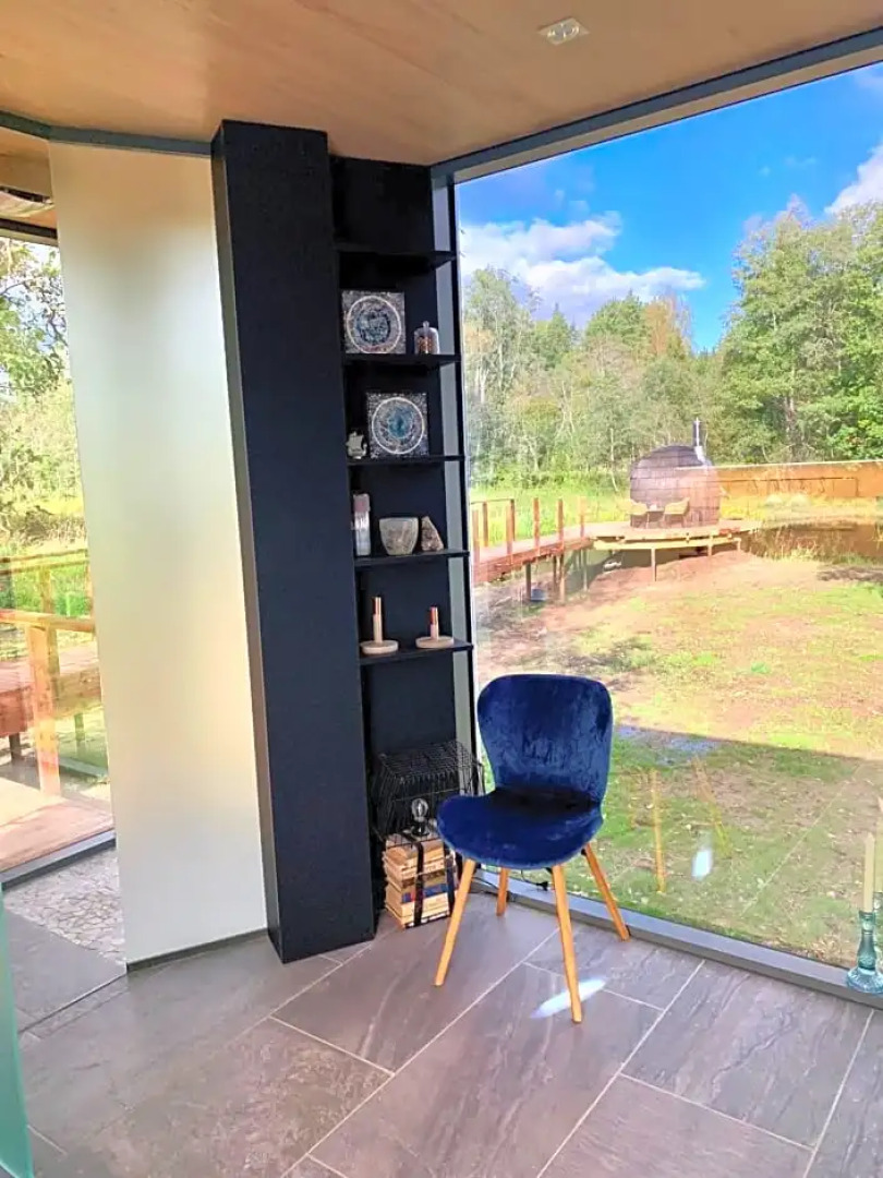 Riverbed inn ÖÖD mirror house and Iglucraft sauna by river