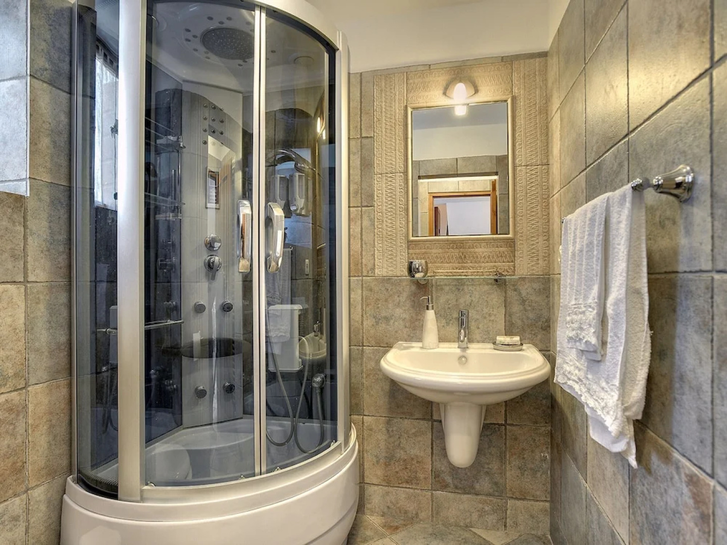 Well Maintained Holiday Home With Private Heated Pool Near the Beach