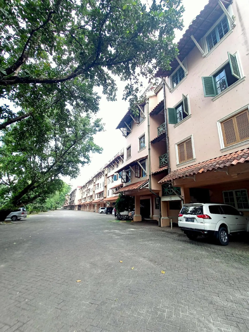 Condominium Lippo Carita by Eneng