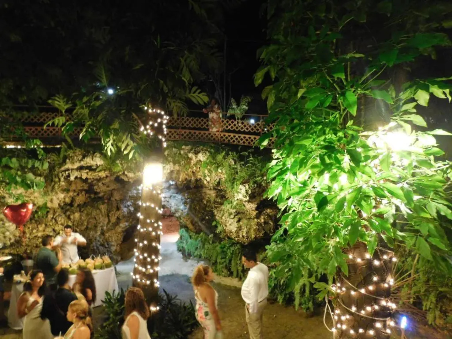 Isabela Villa sleeps 40, pool, Jacuzzi, BBQ, power plant, volley, pool table