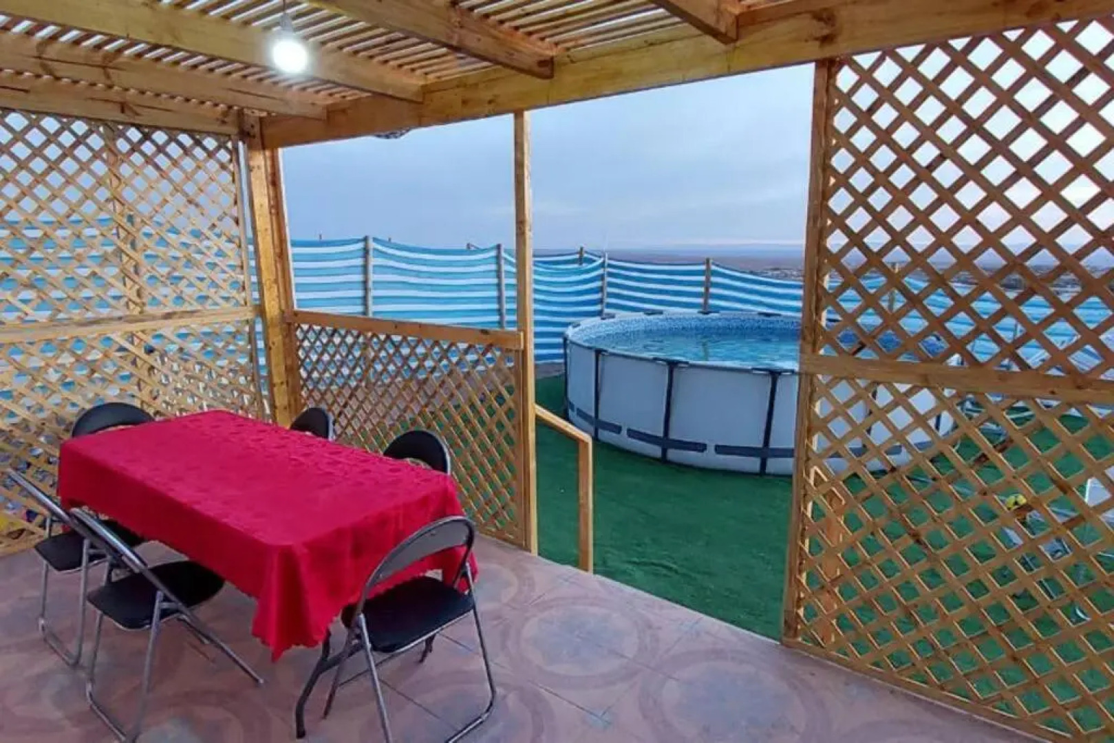 Cabaña con piscina, vista al Oasís de Pica.